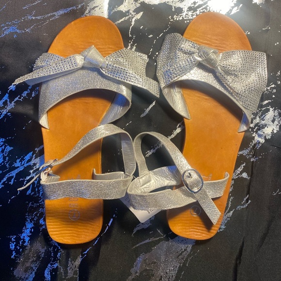 silver metallic sandals ❕ SIZE 7 {NEVER BEEN WORN TAG STILL ATTACHED . } <3 . - Picture 2 of 5